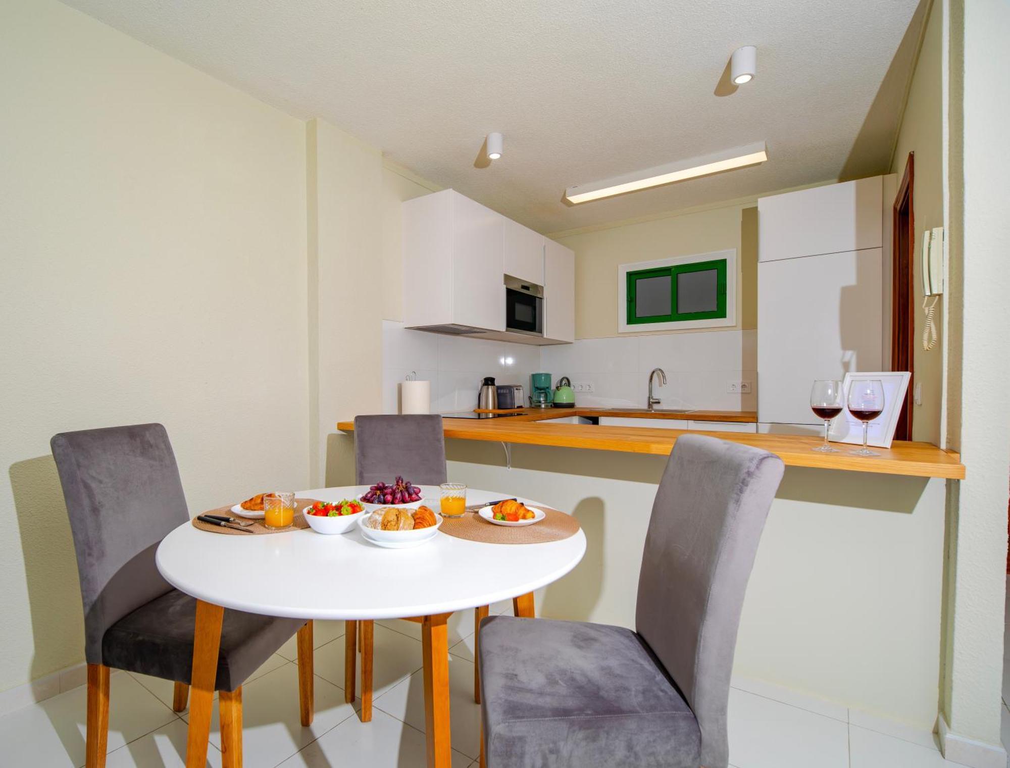 1 Bedroom For 4 People With Pool Apartment *
